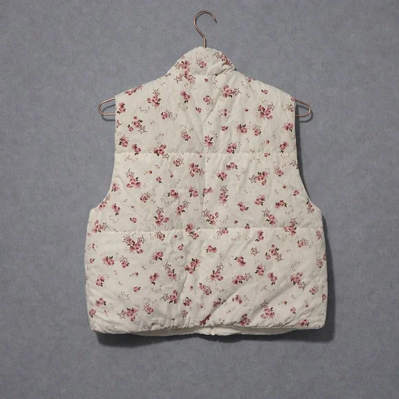 Floral Puffer Vest 🌸🤍 NWT. - Picture 2 of 3